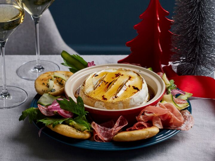 Antipasti Wreath with Baked Camembert
